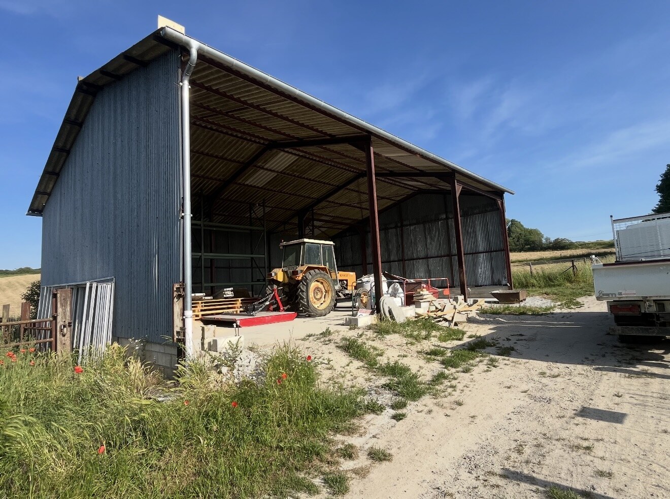 État existant du bâtiment agricole avec façade ouverte